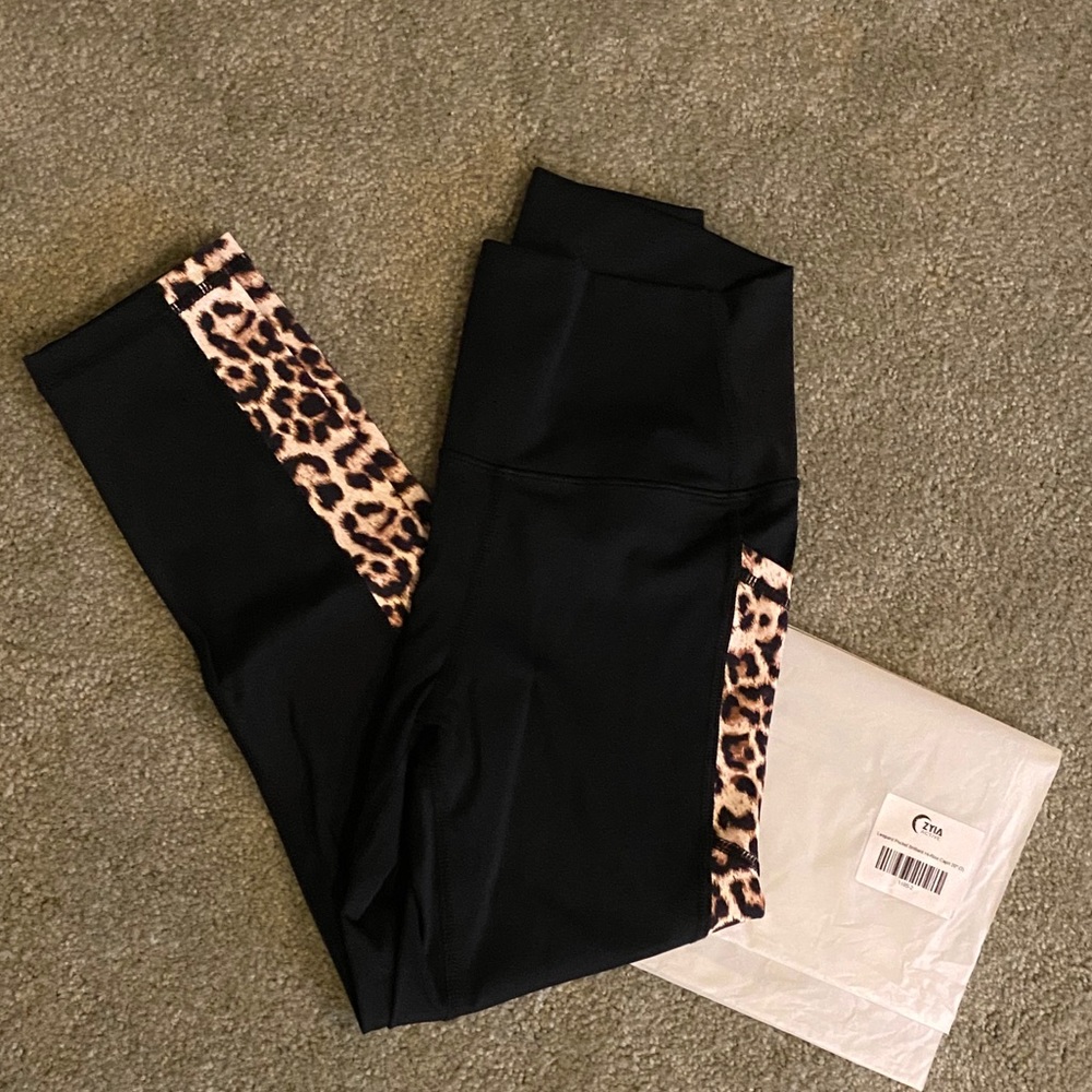 EUC Zyia Leopard Pocket Brilliant Leggings